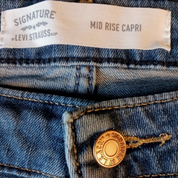 Signature Levi Strauss Jeans Womens Blue Mid Rise Capri Jeans Pants 32x22 Actual - Picture 7 of 9
